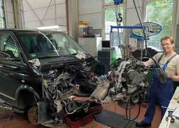 Meister der Kfz-Halle von Motoren Henze