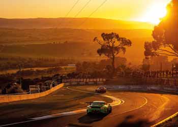 Grello Porsche 991.2 Generation fährt Richtung Sonnenuntergang