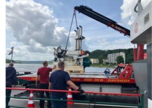 Der Motor wird transportiert.